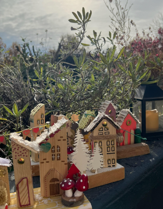 petites chalets en bois sous un soleil éclatant